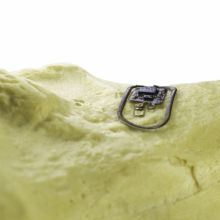 osseosurface electronic device applied to a synthetic bone